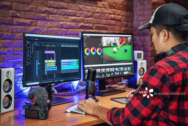 男人正在进行视频编辑和制作图片素材