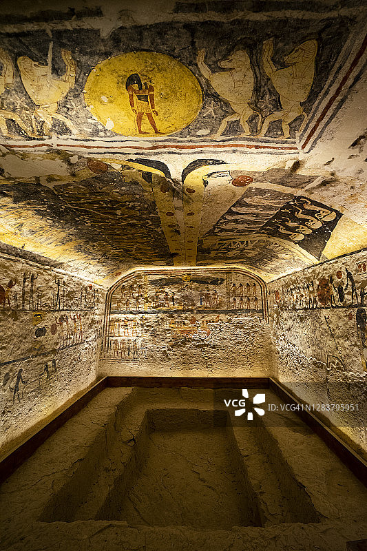 埃及卢克索帝王谷陵墓中的荷鲁斯、奥西里斯、阿努比斯石雕遗址图片素材