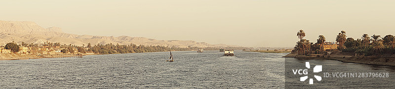 卢克索埃及尼罗河上的美丽日落全景图片素材