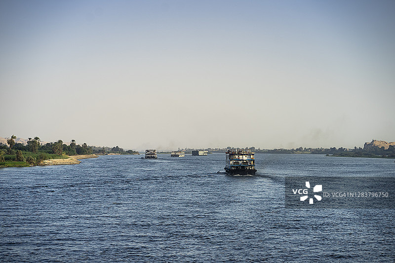 尼罗河日落美景：卢克索的生命之河图片素材