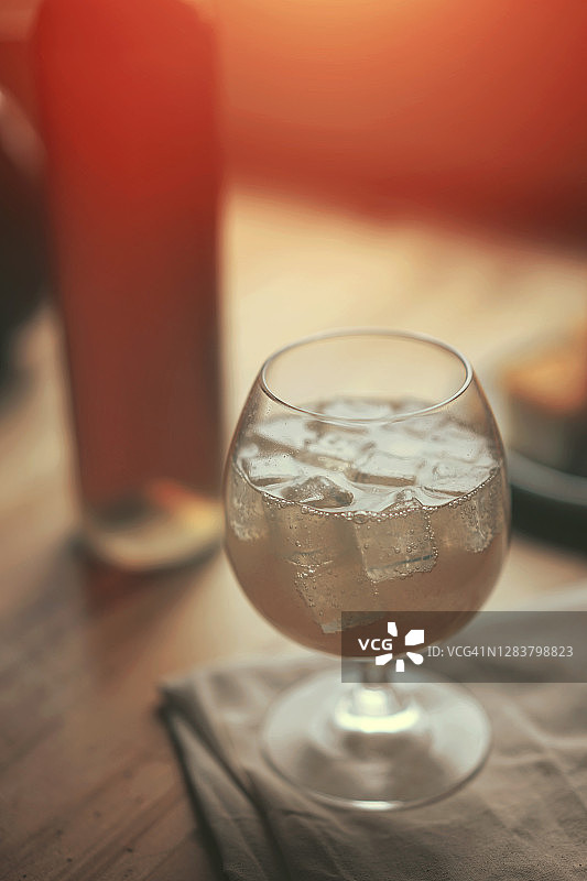木桌上的日式梅酒鸡尾酒特写图片素材