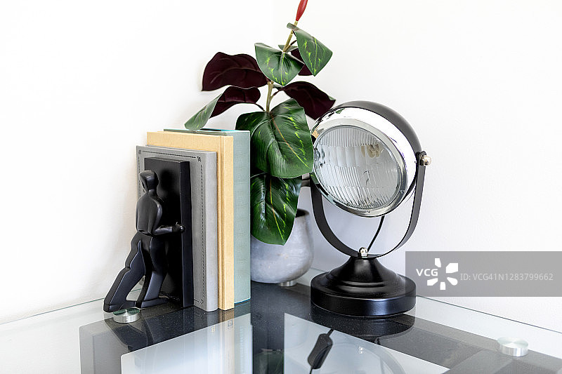 玻璃书桌角落物件装饰图片素材