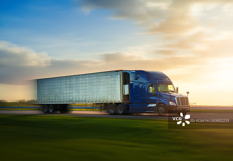 在佛罗里达州行驶的快速货运卡车图片素材