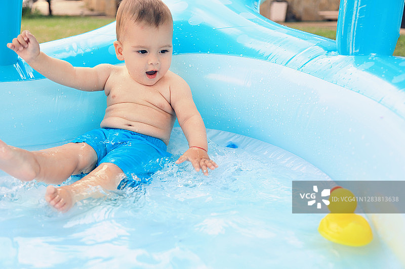 泳池里的男婴图片素材