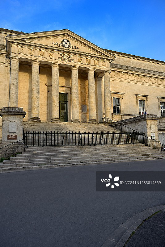 昂古莱姆弗朗西斯·卢维尔法院旧址，由建筑师保罗·阿巴迪之父于1826年以新古典主义风格建造图片素材