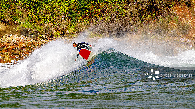 在阿尔及利亚地中海冲浪图片素材