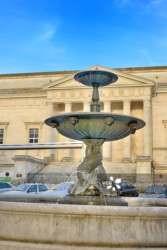 昂古莱姆：弗朗西斯·卢维尔法院前的喷泉图片素材