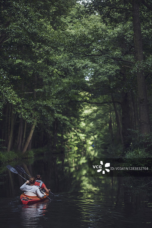 在德国勃兰登堡州吕贝瑙森林中划皮划艇的两个女人图片素材