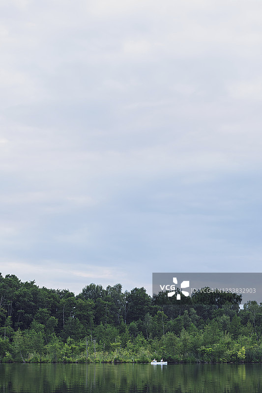 湖面、桨板与森林背景全景图片素材