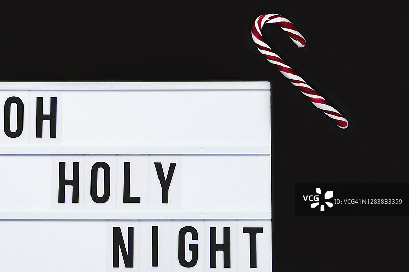 《神圣之夜》标志。黑色背景。圣诞快乐图片素材