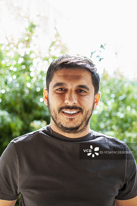 在户外摆姿势的英俊男人图片素材