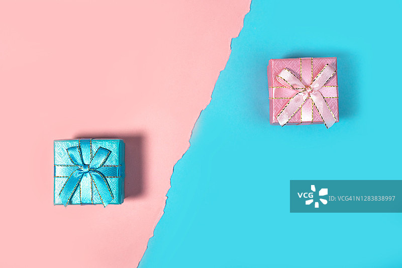 带丝带的粉色和蓝色礼品盒图片素材