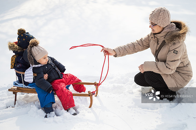 雪地欢乐时光图片素材