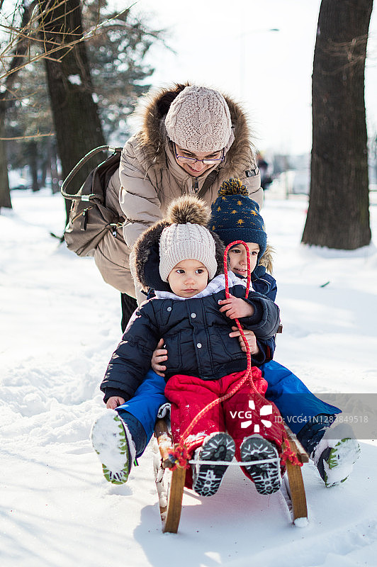 雪地欢乐时光图片素材