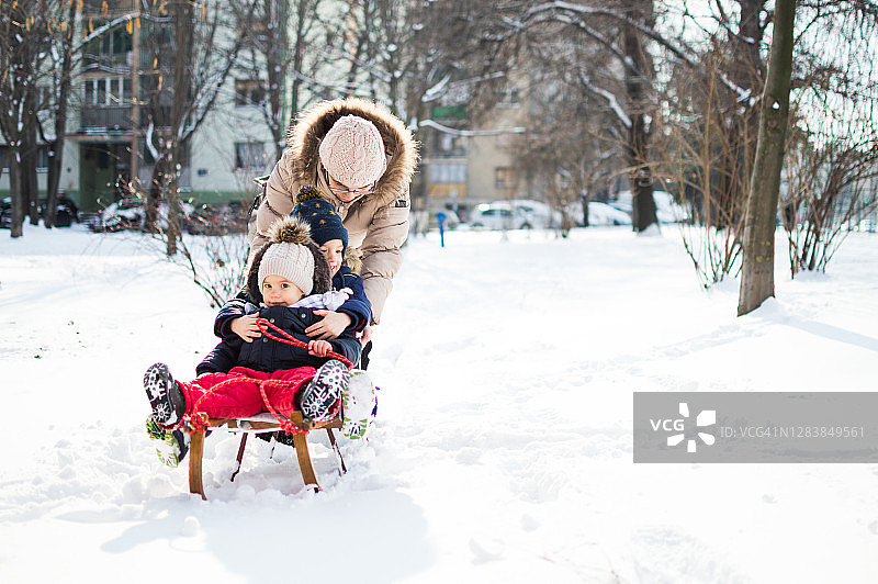 雪地欢乐时光图片素材
