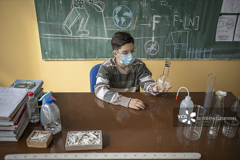 学校里的化学实验图片素材