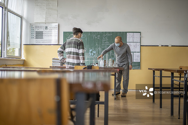 学校里的化学实验图片素材