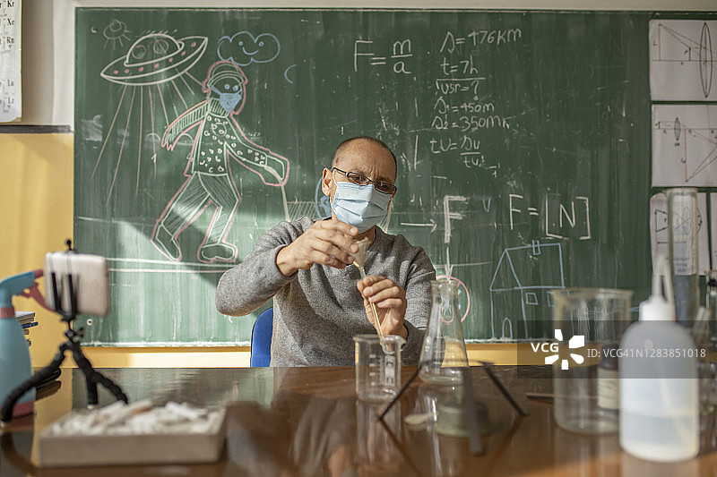 学校在线教育：老师向学生展示科学实验图片素材