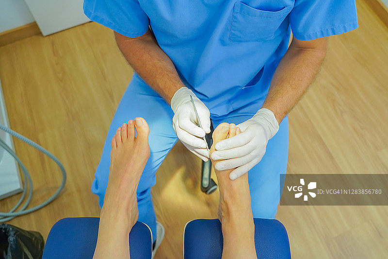妇女去看足病专家，治疗脚痛图片素材