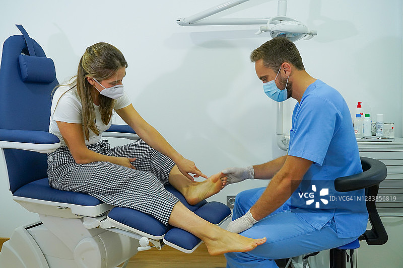 妇女去看足病专家，治疗脚痛图片素材