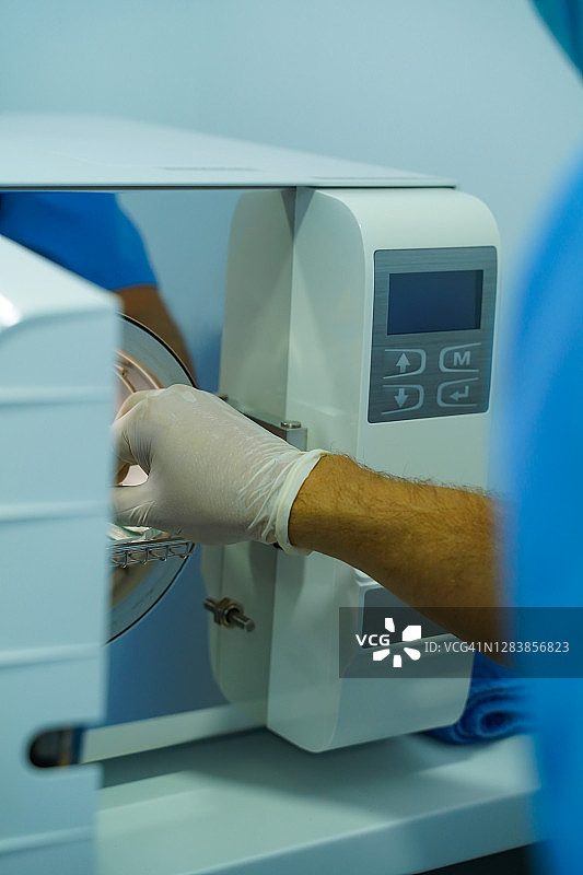 使用高压灭菌锅对卫生材料进行消毒图片素材