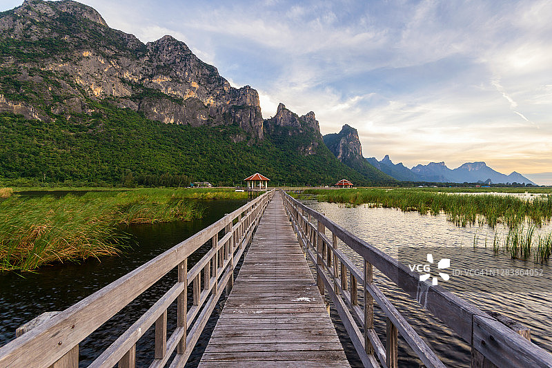 三百峰山国家公园日落时分的莲花湖木桥图片素材
