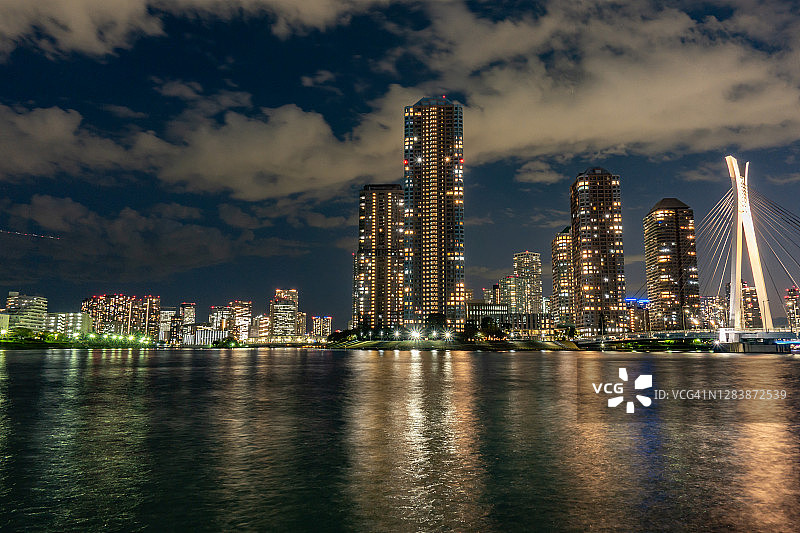 日本东京河畔的照明住宅楼图片素材