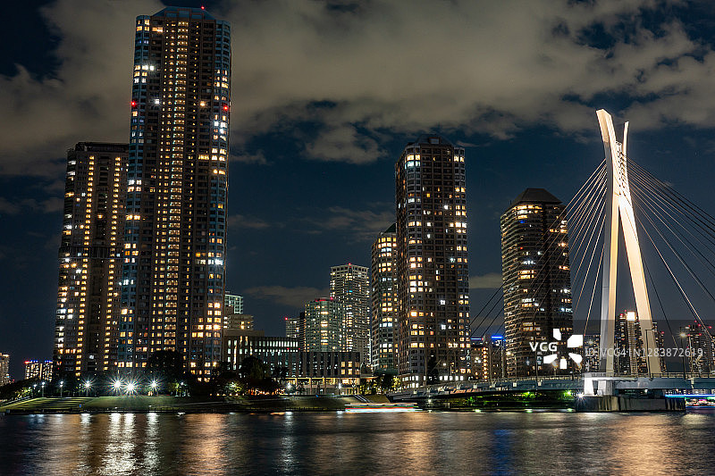 日本东京河畔的照明住宅楼图片素材