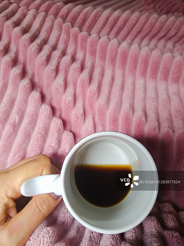 在床上喝咖啡图片素材