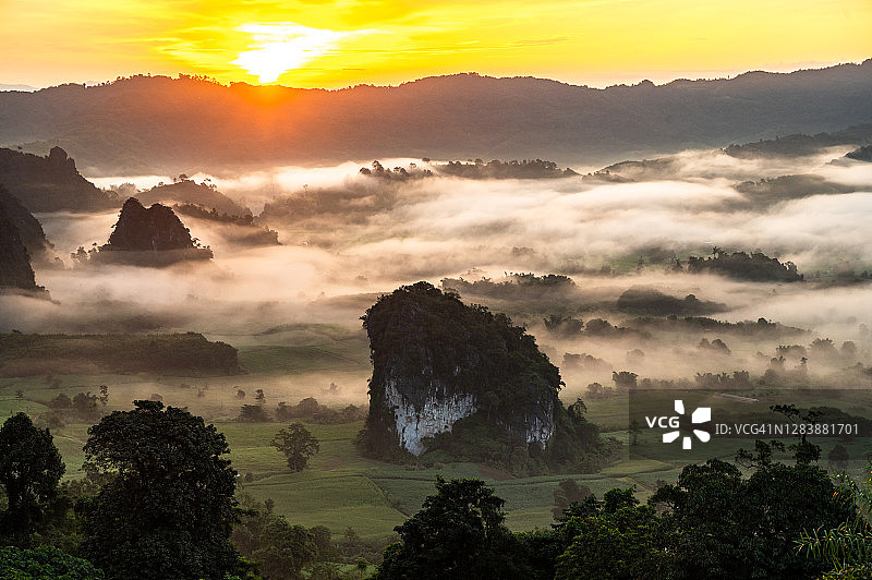 泰国帕尧府富朗卡森林公园石灰岩山雾海日出美景图片素材