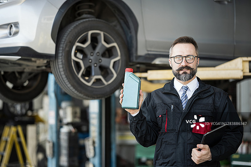 我们为您的汽车选择发动机和齿轮。机械师建议更换汽车的发动机机油图片素材