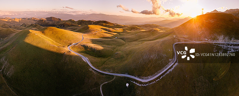阿布鲁佐Campo Imperatore日落时分的风景公路航拍图片素材
