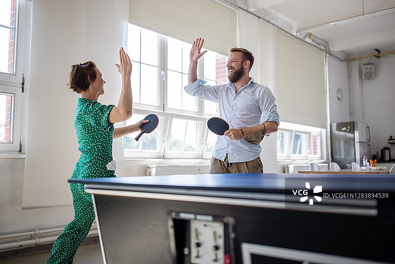 初创团队在办公室里打乒乓球图片素材