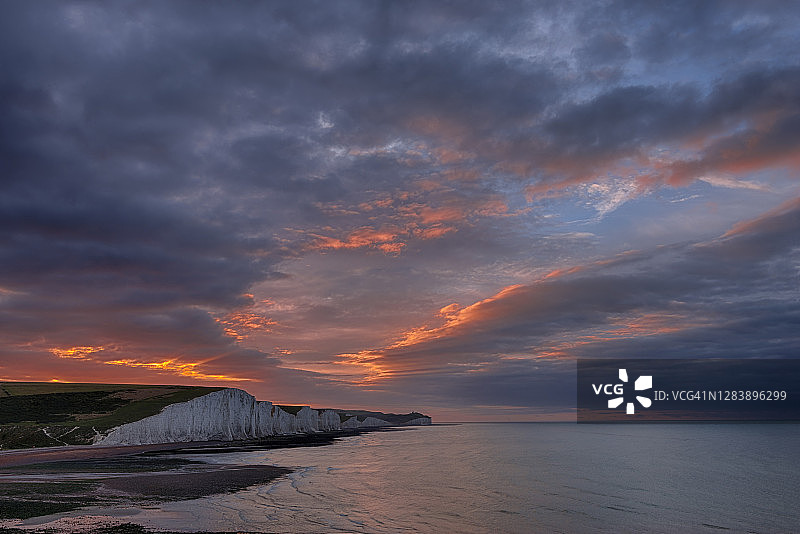 从卡克米尔港海滩看七姐妹白垩悬崖，日出时分图片素材