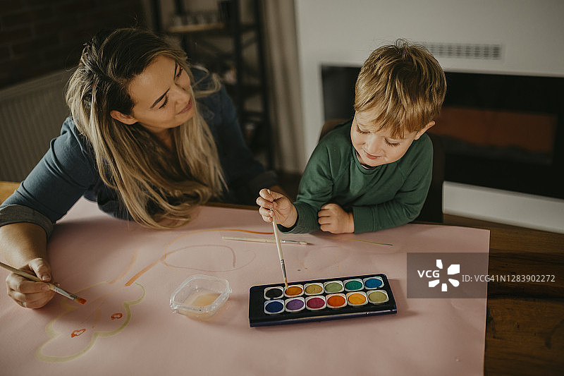 母亲和儿子一起画画图片素材