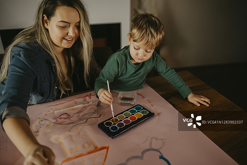 母亲和儿子一起画画图片素材