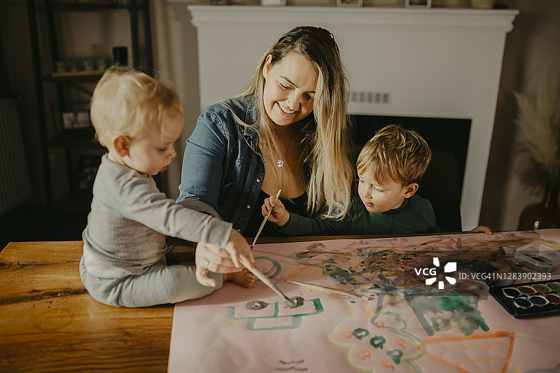 母亲和儿子一起画画图片素材