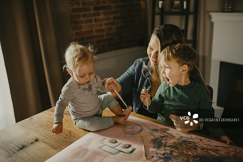 母亲和儿子一起画画图片素材