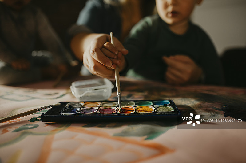 母亲和儿子一起画画图片素材