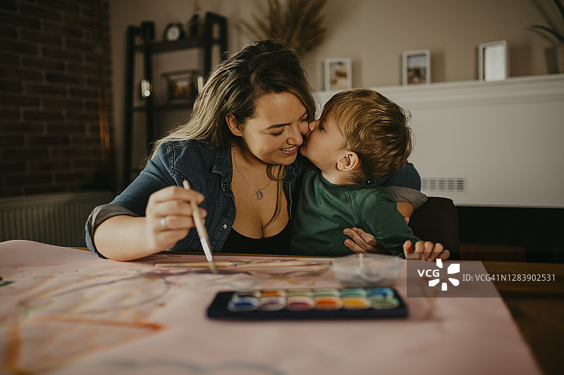 母亲和儿子一起画画图片素材