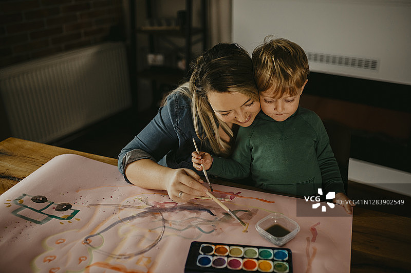 母亲和儿子一起画画图片素材