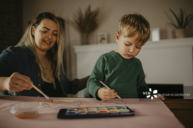 母亲和儿子一起画画图片素材
