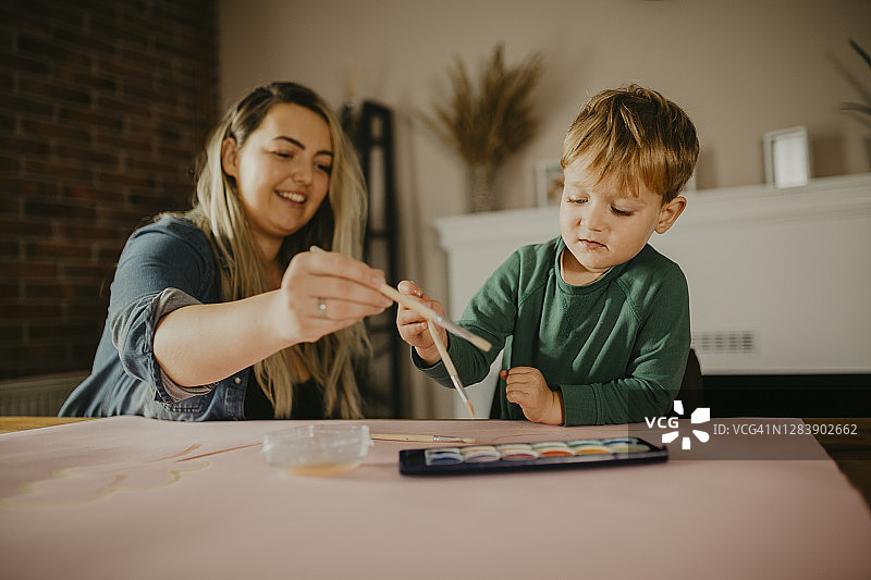 母亲和儿子一起画画图片素材