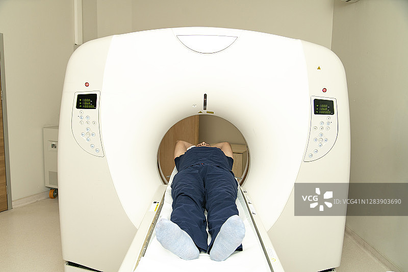 经CT检查的成年男子图片素材