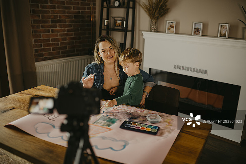 母亲和儿子一起绘画，并录制VLOG图片素材