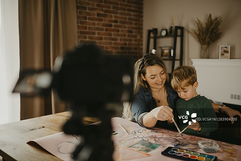 母亲和儿子一起绘画，并录制VLOG图片素材