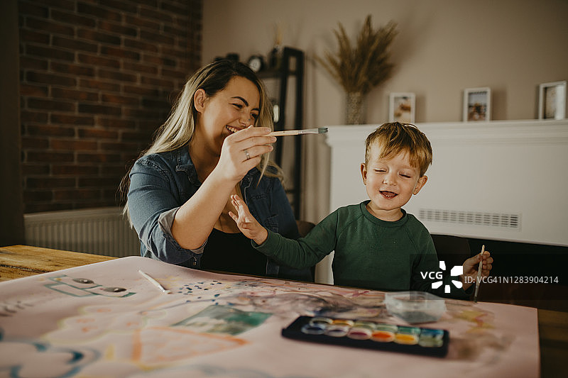 母亲和儿子一起绘画，并录制VLOG图片素材