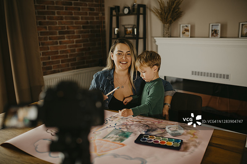 母亲和儿子一起绘画，并录制VLOG图片素材
