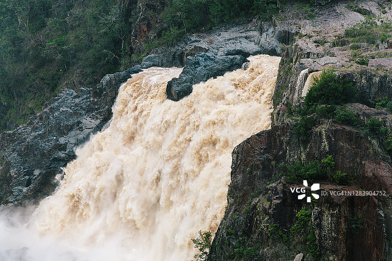 热带雨林中的大型瀑布图片素材