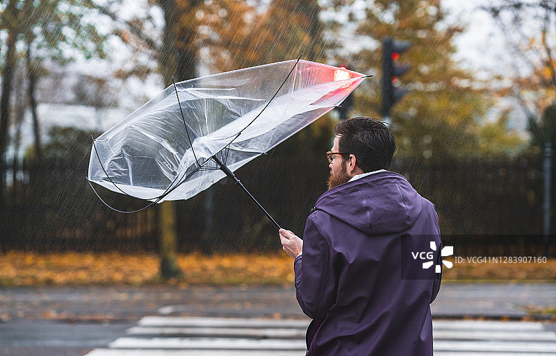 被风吹起的伞图片素材